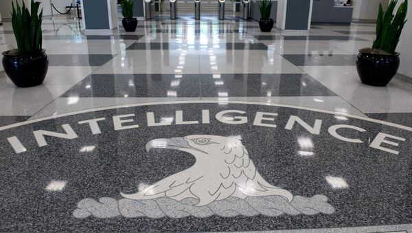Le logo de Central Intelligence Agency est affiché dans le hall du siège de la CIA à Langley, en Virginie, le 14 Août, 2008 - Sputnik Afrique