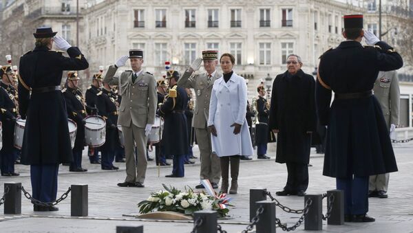 Cuba's President Raul Castro (R) and French Minister for Ecology, Sustainable Development and Energy Segolene Royal (2ndR) attend a ceremony at the Tomb of the Unknown Soldier at the Arc de Triomphe in Paris, France, February 1, 2016 - Sputnik Afrique