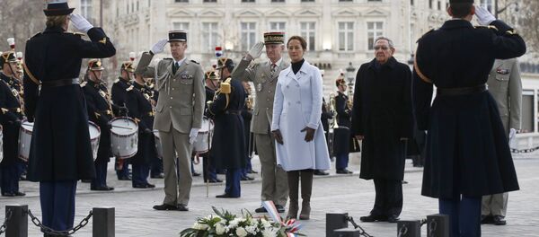 Cuba's President Raul Castro (R) and French Minister for Ecology, Sustainable Development and Energy Segolene Royal (2ndR) attend a ceremony at the Tomb of the Unknown Soldier at the Arc de Triomphe in Paris, France, February 1, 2016 - Sputnik Afrique