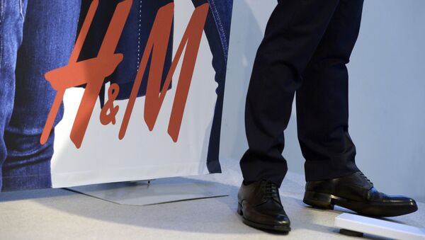The logo of Swedish fashion retailer Hennes and Mauritz (H&M) is seen during a presentation of the company's interim report for the third quarter during a news conference in Stockholm on September 25, 2014. - Sputnik Afrique