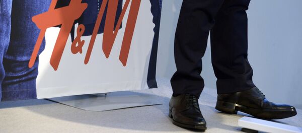 The logo of Swedish fashion retailer Hennes and Mauritz (H&M) is seen during a presentation of the company's interim report for the third quarter during a news conference in Stockholm on September 25, 2014. - Sputnik Afrique