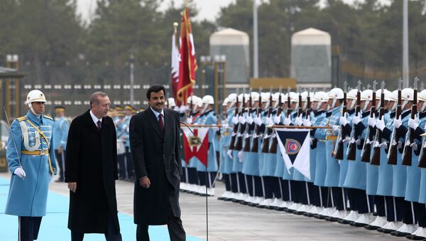 Le président turc Recep Tayyip Erdogan et l'émir du Qatar Sheikh Tamim bin Hamad Al-Thani, à droite, inspectent une garde d'honneur militaire dans le nouveau palais présidentiel à Ankara, Turquie, vendredi 19 décembre 2014. - Sputnik Afrique