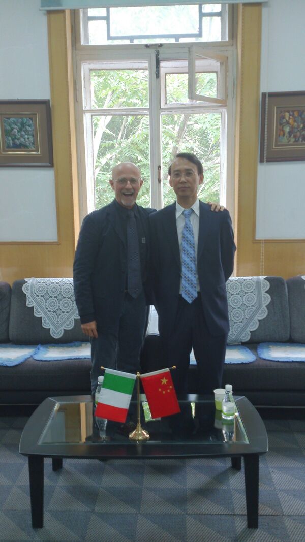 Le chirurgien Sergio Canavero avec le professeur Xiaoping Ren - Sputnik Afrique