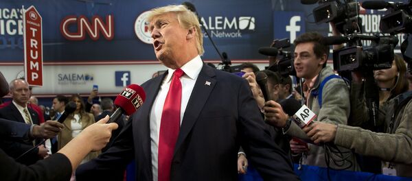Donald Trump parle avec les médias après les débats présidentiels républicains, animé par CNN, Las Vegas le 15 décembre 2015 - Sputnik Afrique