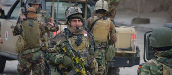 Afghan National Army (ANA) soldiers arrive for an operation near the Indian consulate in Mazar-i-Sharif on January 4, 2016 - Sputnik Afrique
