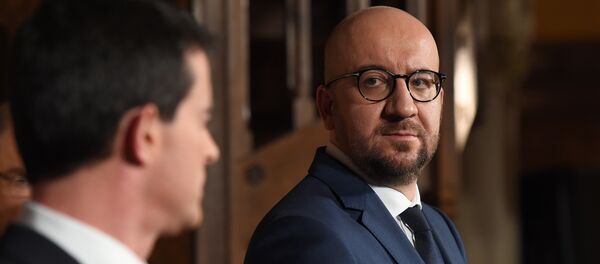 French Prime Minister Manuel Valls (L)speaks as his Belgian counterpart Charles Michel (R) looks on during a press conference at the end of a mini-summit between France and Belgium on terrorism, in Brussels on February 1, 2016. - Sputnik Afrique