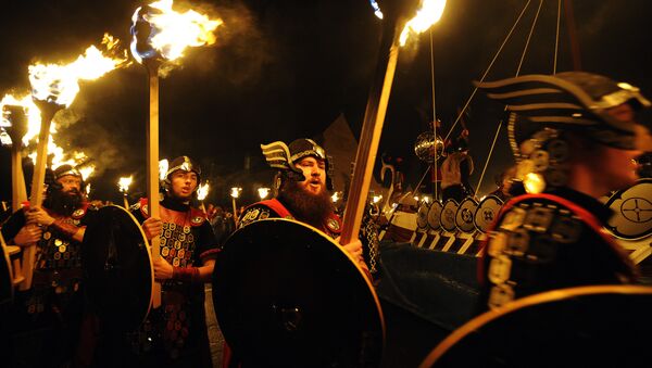  procession de personnes déguisées en Vikings - Sputnik Afrique