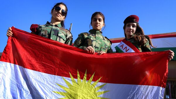 Iraqi Kurdish girls carry a Kurdistan flag during the celebration of Flag Day in the northern city of Arbil, the capital of the autonomous Kurdish region in northern Iraq - Sputnik Afrique