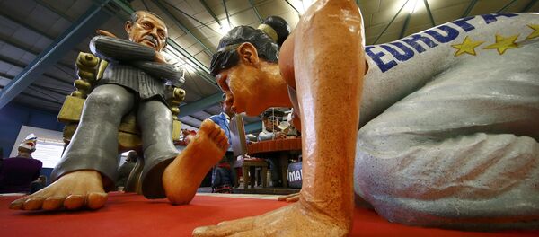 Les sculpteurs ont façonné dans du papier mâché un ensemble sculptural représentant l'Europe en train d'embrasser les pieds nus d'Erdogan, assis sur un trône doré - Sputnik Afrique