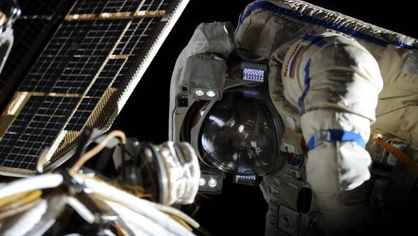 Les cosmonautes russes de l'ISS sortent dans l'espace - Sputnik Afrique