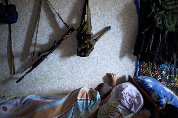 Un commando au repos dans une caserne avant une mission de patrouille à Lougansk Un commando au repos dans une caserne avant une mission de patrouille à Lougansk - Sputnik Afrique