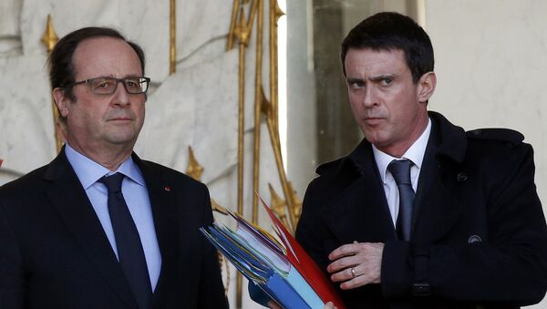 French President Francois Hollande (L) speaks with Prime Minister Manuel Valls following the weekly cabinet meeting at the Elysee Palace in Paris, France, February 3, 2016. - Sputnik Afrique