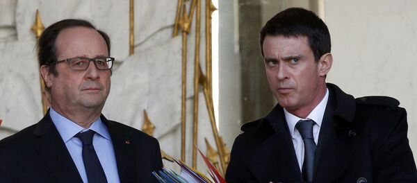 French President Francois Hollande (L) speaks with Prime Minister Manuel Valls following the weekly cabinet meeting at the Elysee Palace in Paris, France, February 3, 2016. - Sputnik Afrique