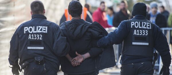 Deutsche Polzisten verhaften Flüchtling in Berlin - Sputnik Afrique