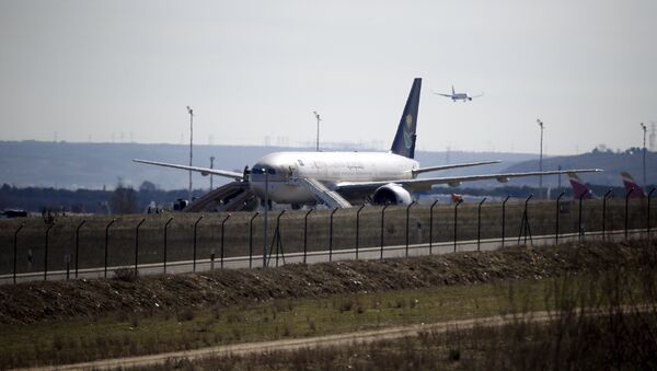 Saudi Arabian Airlines flight SVA 226 is isolated on the tarmac after its passengers and crew were evacuated following a bomb threat, at the Barajas airport in Madrid, Spain, February 4, 2016. - Sputnik Afrique