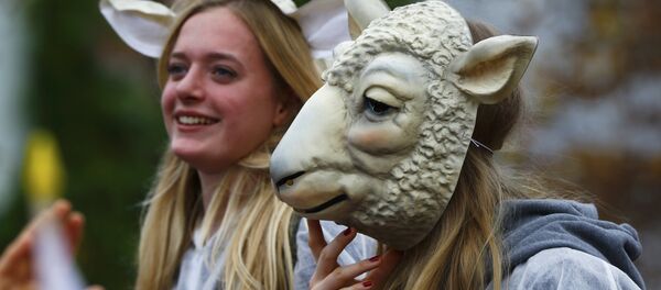 Une femme déguisée en brebis - Sputnik Afrique