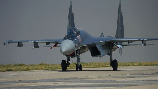 Истребитель Су-35 перед выступлением на дне ВВС России в Липецке - Sputnik Afrique