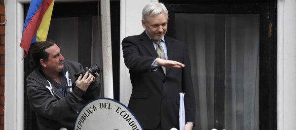 Assange spricht vom Balkon der Botschaft Ecuadors aus Assange spricht vom Balkon der Botschaft Ecuadors aus - Sputnik Afrique