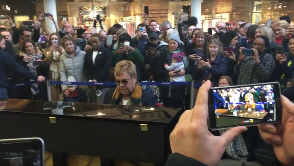 Elton John donne un concert surprise dans une gare de Londres - Sputnik Afrique