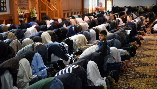 Musulmans prient à Manchester Central Mosque à Manchester, nord-ouest de l'Angleterre - Sputnik Afrique