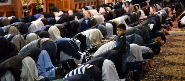 Musulmans prient à Manchester Central Mosque à Manchester, nord-ouest de l'Angleterre - Sputnik Afrique