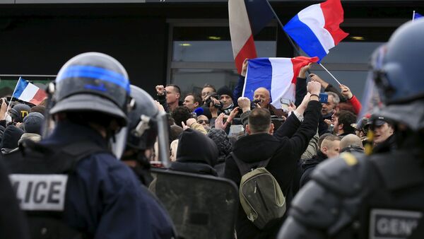 Les manifestants contre les migrants crient des slogans tandis que le général en retraite français Christian Piquemal fait un discours lors d'une manifestation organisée par le groupe PEGIDA, à Calais, France - Sputnik Afrique