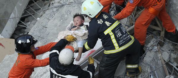 Séisme à Taïwan: les secours au milieu des ruines d’un immeuble effondré - Sputnik Afrique