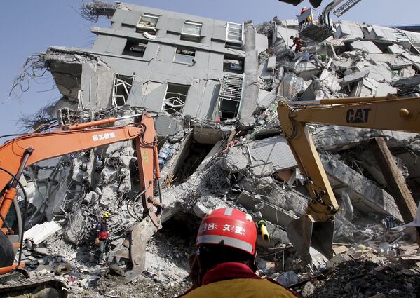 Séisme à Taïwan: les secours au milieu des ruines d’un immeuble effondré - Sputnik Afrique