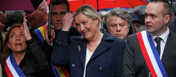 La presidente du Front National FN Marine LE PEN participe au traditionnel defile du 1er mai. - Sputnik Afrique