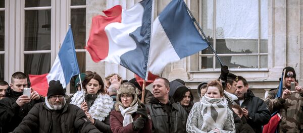 palais de justice de Boulogne-sur-Mer, gens soutiennent le général Christian Piquemal - Sputnik Afrique