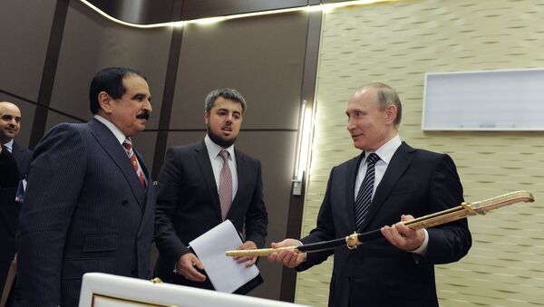 Poutine reçoit une épée de Victoire des mains d'un souverain du Golfe - Sputnik Afrique