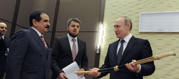 Poutine reçoit une épée de Victoire des mains d'un souverain du Golfe - Sputnik Afrique