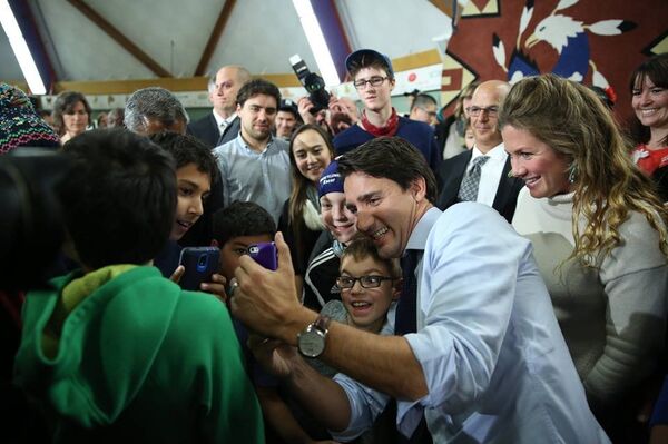 Justin Trudeau et la politique par les selfies - Sputnik Afrique