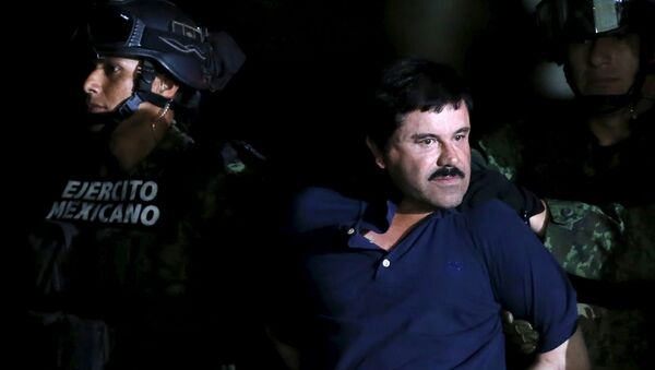 Le baron de drogue recapturé Joaquin «El Chapo» Guzman est escorté par des soldats lors d'une présentation à Mexico, le 8 Janvier, 2016 - Sputnik Afrique