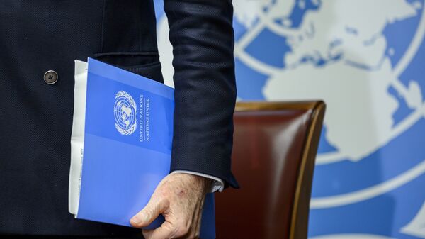 Un envoyé des Nations Unies avec des documents dans les bureaux des Nations Unies  - Sputnik Afrique