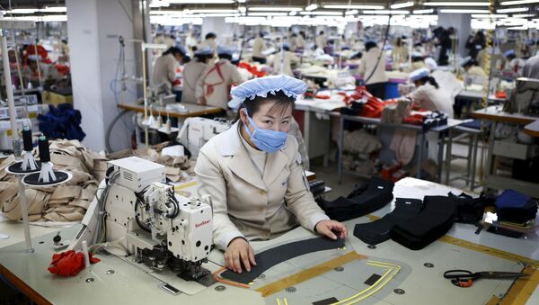 A North Korean employee works in a factory of a South Korean company at the Joint Industrial Park in Kaesong industrial zone, a few miles inside North Korea from the heavily fortified border in this December 19, 2013 file photo. - Sputnik Afrique