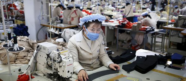 A North Korean employee works in a factory of a South Korean company at the Joint Industrial Park in Kaesong industrial zone, a few miles inside North Korea from the heavily fortified border in this December 19, 2013 file photo. - Sputnik Afrique