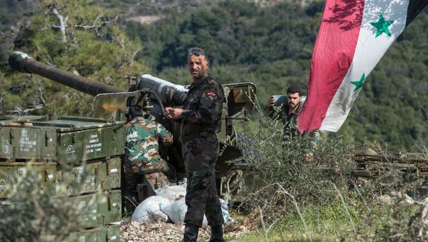 Артиллеристы сирийской армии на позициях в провинции Идлиб в Сирии - Sputnik Afrique