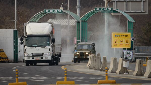 A vehicle leaving the Kaesong joint industrial zone passes through disinfectant spray before a checkpoint at the CIQ immigration centre near the Demilitarized Zone (DMZ) separating North an South Korea, in Paju on February 11, 2016 - Sputnik Afrique