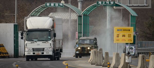 A vehicle leaving the Kaesong joint industrial zone passes through disinfectant spray before a checkpoint at the CIQ immigration centre near the Demilitarized Zone (DMZ) separating North an South Korea, in Paju on February 11, 2016 - Sputnik Afrique