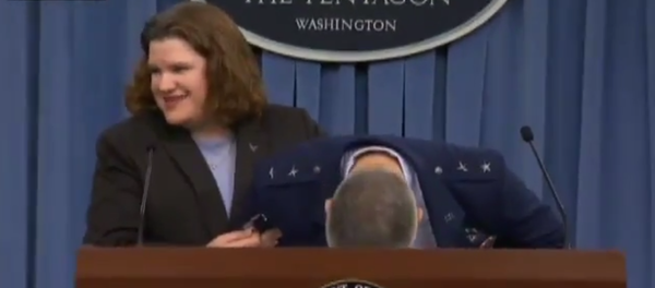 Le général de l'armée de l'air James F. Martin s'est évanouit lors de la conférence de presse au moment où il évoquait les problèmes liés à l'avion de chasse F-35. - Sputnik Afrique