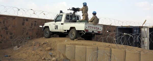 Peacekeepers stand guard at the entrance to the Minusma peacekeeping base in Kidal, Mali Peacekeepers stand guard at the entrance to the Minusma peacekeeping base in Kidal, Mali - Sputnik Afrique