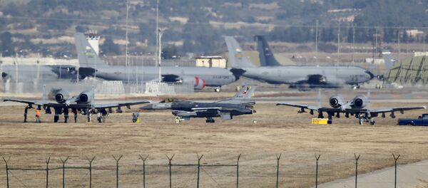 A Turkish Air Force F-16 fighter jet ( C foreground) is seen between U.S. Air Force A-10 Thunderbolt II fighter jets at Incirlik airbase in the southern city of Adana, Turkey, December 11, 2015 - Sputnik Afrique