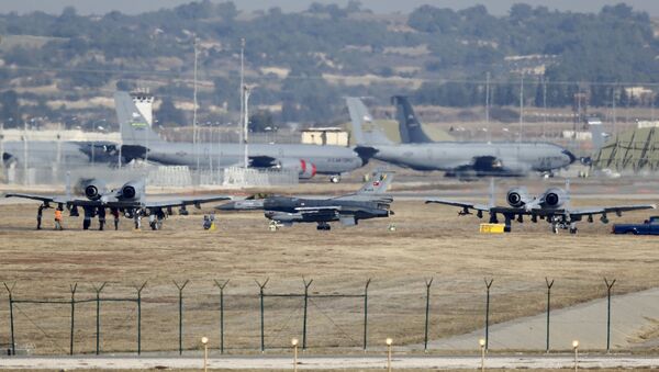 A Turkish Air Force F-16 fighter jet ( C foreground) is seen between U.S. Air Force A-10 Thunderbolt II fighter jets at Incirlik airbase in the southern city of Adana, Turkey, December 11, 2015 - Sputnik Afrique