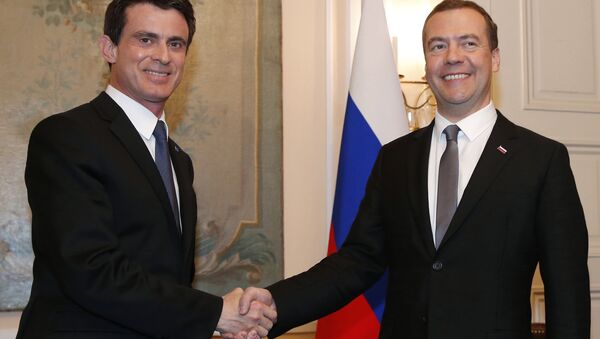 Les premiers ministres français et russe, Manuel Valls et Dimitri Medvedev - Sputnik Afrique