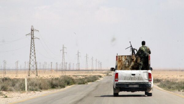 Des militaires syriens sur la route reliant Homs à Raqqa - Sputnik Afrique