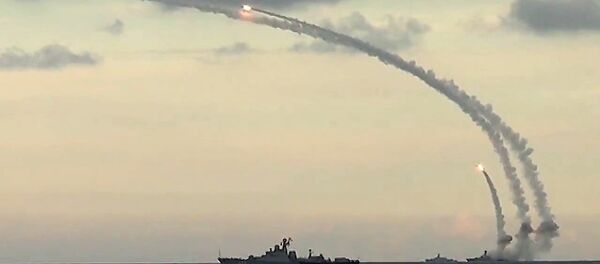 Des navires russes tirent des missiles Kalibr-NK contre des cibles terroristes en Syrie - Sputnik Afrique