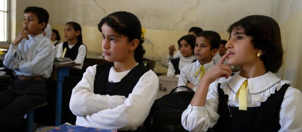 Iraqi Kurdish students at Citadel Elementary School listen intently to the teacher as she presents a math problem in Kurdish language, in the Kurdish town of Irbil, northern Iraq, Wednesday, April 30, 2003. - Sputnik Afrique