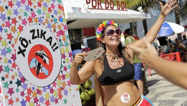 Viviane Oliveira, qui est enceinte de trois mois, danse à côté d'une pancarte en portugais: Sortez Zika lors d'un carnaval de rue sur la plage d'Ipanema à Rio de Janeiro, au Brésil, le dimanche 31 janvier 2016 - Sputnik Afrique
