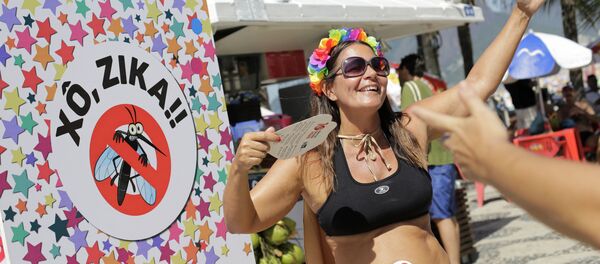 Viviane Oliveira, qui est enceinte de trois mois, danse à côté d'une pancarte en portugais: Sortez Zika lors d'un carnaval de rue sur la plage d'Ipanema à Rio de Janeiro, au Brésil, le dimanche 31 janvier 2016 - Sputnik Afrique
